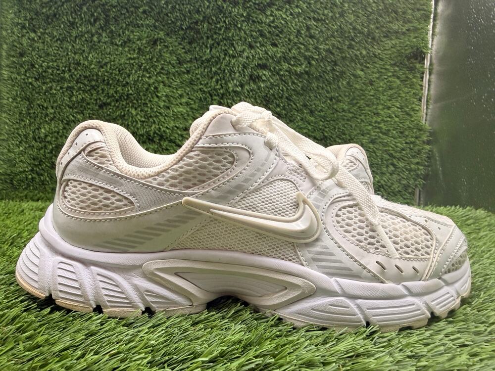 Nike V5 RNR HQ7901-101 Athletic Sneaker Women's 8 White Mesh Running Jogging Gym